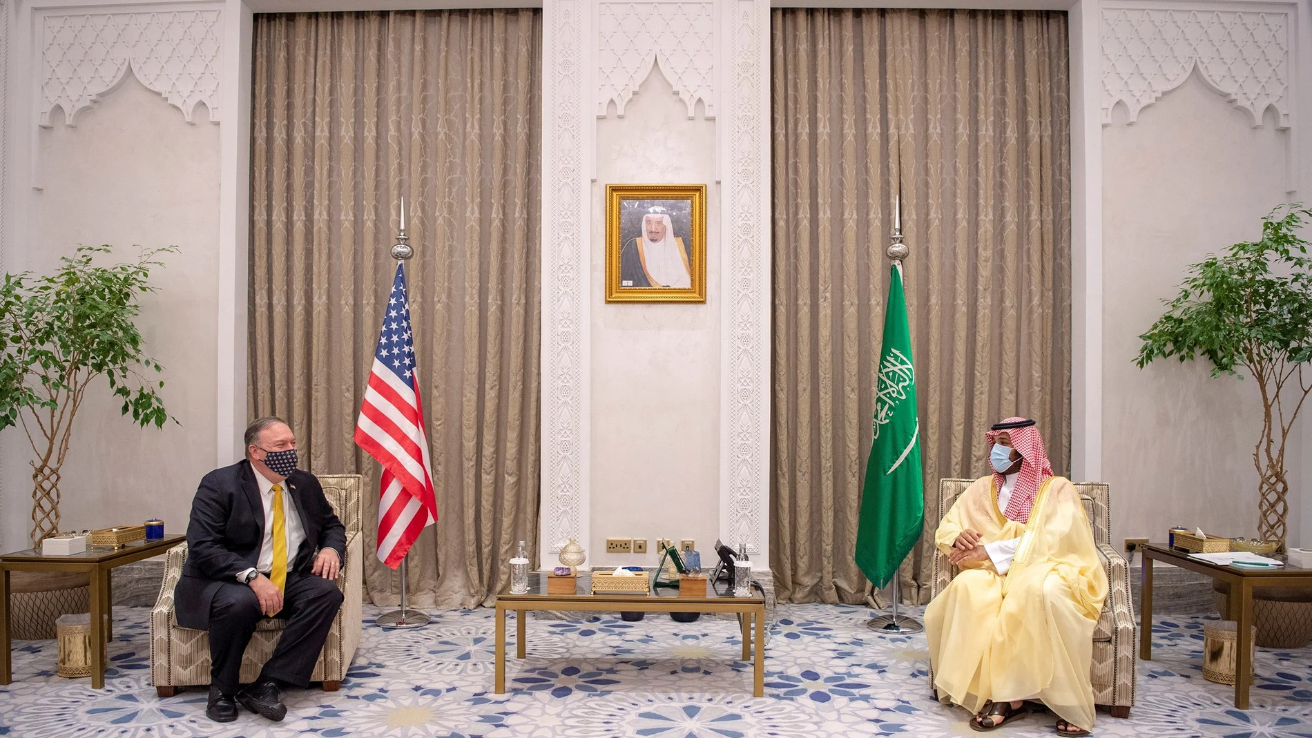 U.S. Secretary of State Mike Pompeo meets with Saudi Crown Prince Mohammed bin Salman during his visit to the country, in Riyadh, Saudi Arabia, November 22, 2020. Picture taken November 22, 2020. Bandar Algaloud/Courtesy of Saudi Royal Court/Handout via REUTERS ATTENTION EDITORS - THIS PICTURE WAS PROVIDED BY A THIRD PARTY