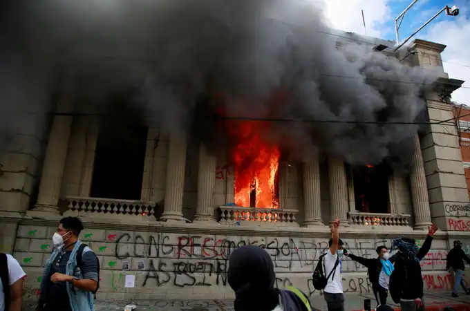 Rebelión en Guatemala: cientos de personas toman el Congreso y le prenden fuego