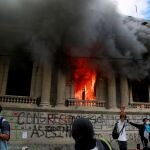 Los manifestantes junto al incendio en el Congreso en Ciudad de Guatemala