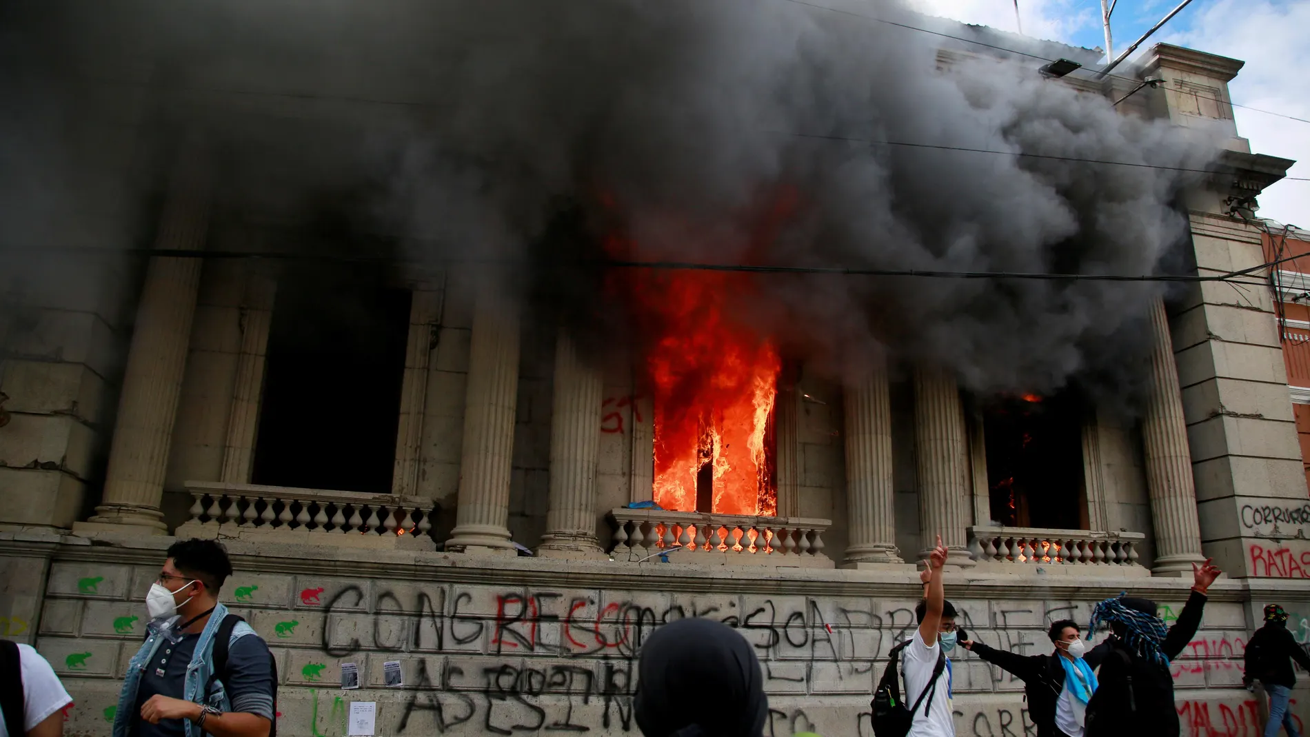Los manifestantes junto al incendio en el Congreso en Ciudad de Guatemala