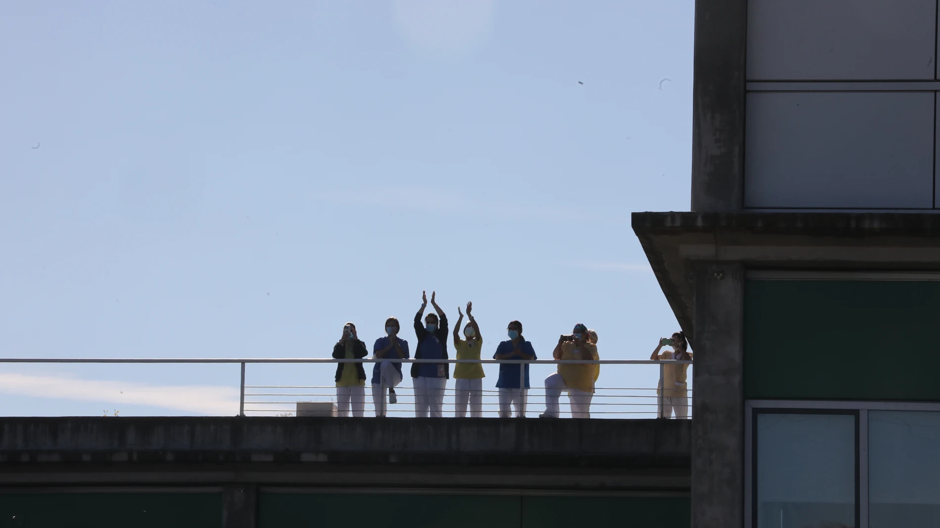 Varias trabajadoras y trabajadores del Hospital Infanta Leonor aplauden durante una manifestación en defensa de la sanidad pública Villa de Vallecas, en Madrid (España), a 22 de noviembre de 2020. Esta marcha, convocada por la plataforma Vallekas por lo Público, se ha iniciado junto al Centro de Salud Federica Montseny, situado en el distrito de Puente de Vallecas, ha pasado por la estación de Renfe de Sierra de Guadalupe (Villa de Vallecas) y ha acabado ante el centro hospitalario22 NOVIEMBRE 2020Marta Fernández Jara / Europa Press22/11/2020