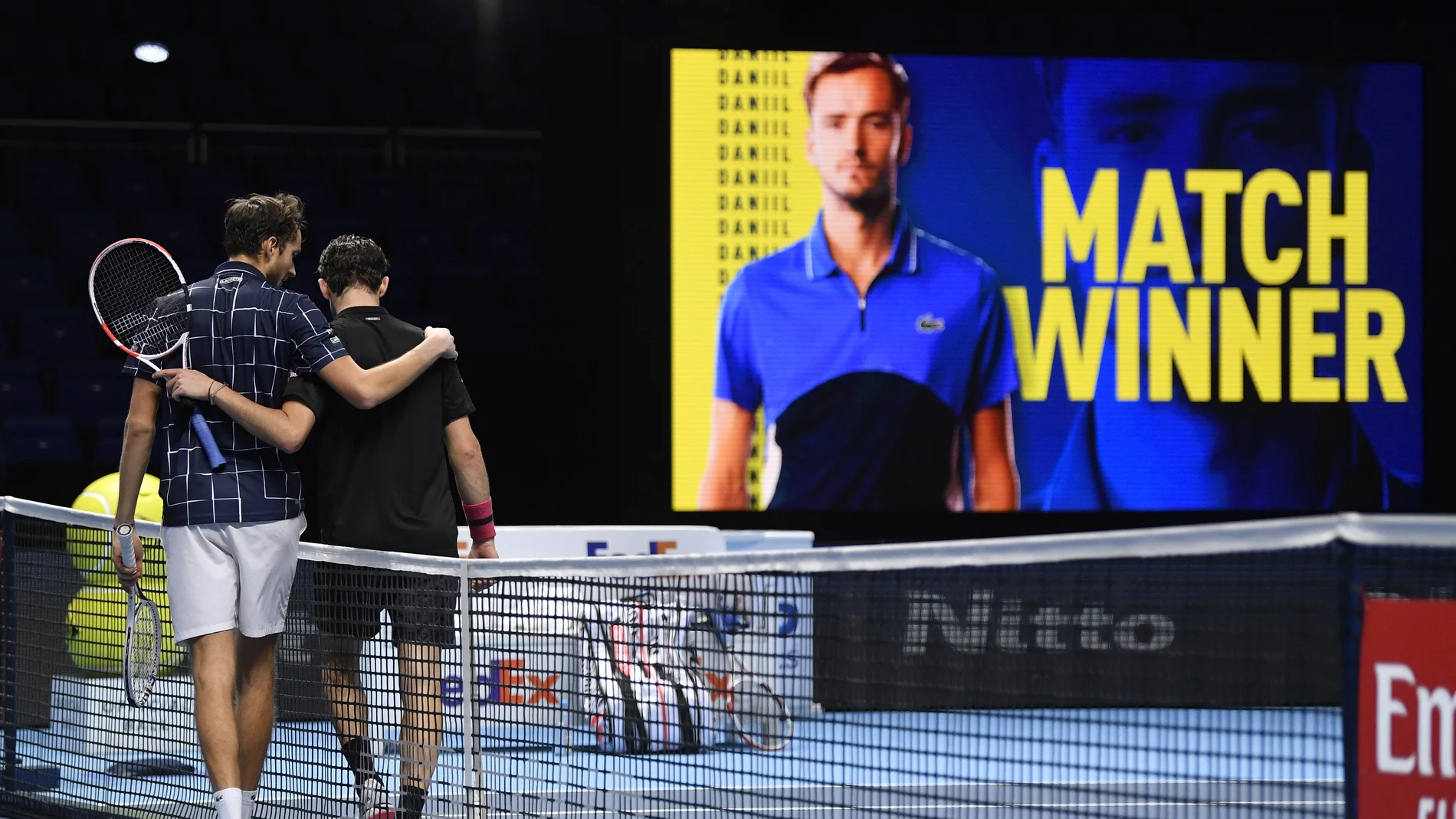 Medvedev y Thiem se saludan en la red después de la final de la Copa Masters, en la que el ruso ganó al austriaco
