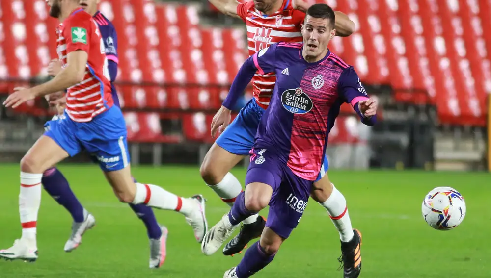 El delantero del Valladolid Sergio Guardiola y el defensa del GRanada Germán Sánchez durante el encuentro correspondiente a la décima jornada de primera división disputado esta tarde en el estadio Nuevo Los Carmenes de Granada. EFE / Pepe Torres.