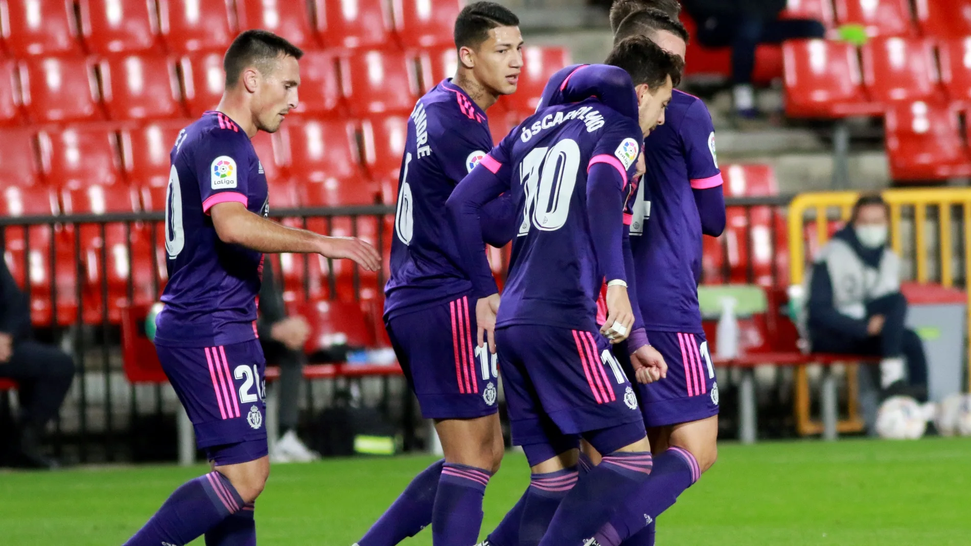 El centrocampista del Real Valladolid, Óscar Plano celebra con sus compañeros su gol ante el Granada, el primero del equipo, durante el encuentro correspondiente a la décima jornada de primera división disputado esta tarde en el estadio Nuevo Los Carmenes de Granada. EFE / Pepe Torres.