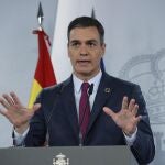 El presidente del Gobierno, Pedro Sánchez, en rueda de prensa ofrecida en el Palacio de La Moncloa. EFE/ Zipi