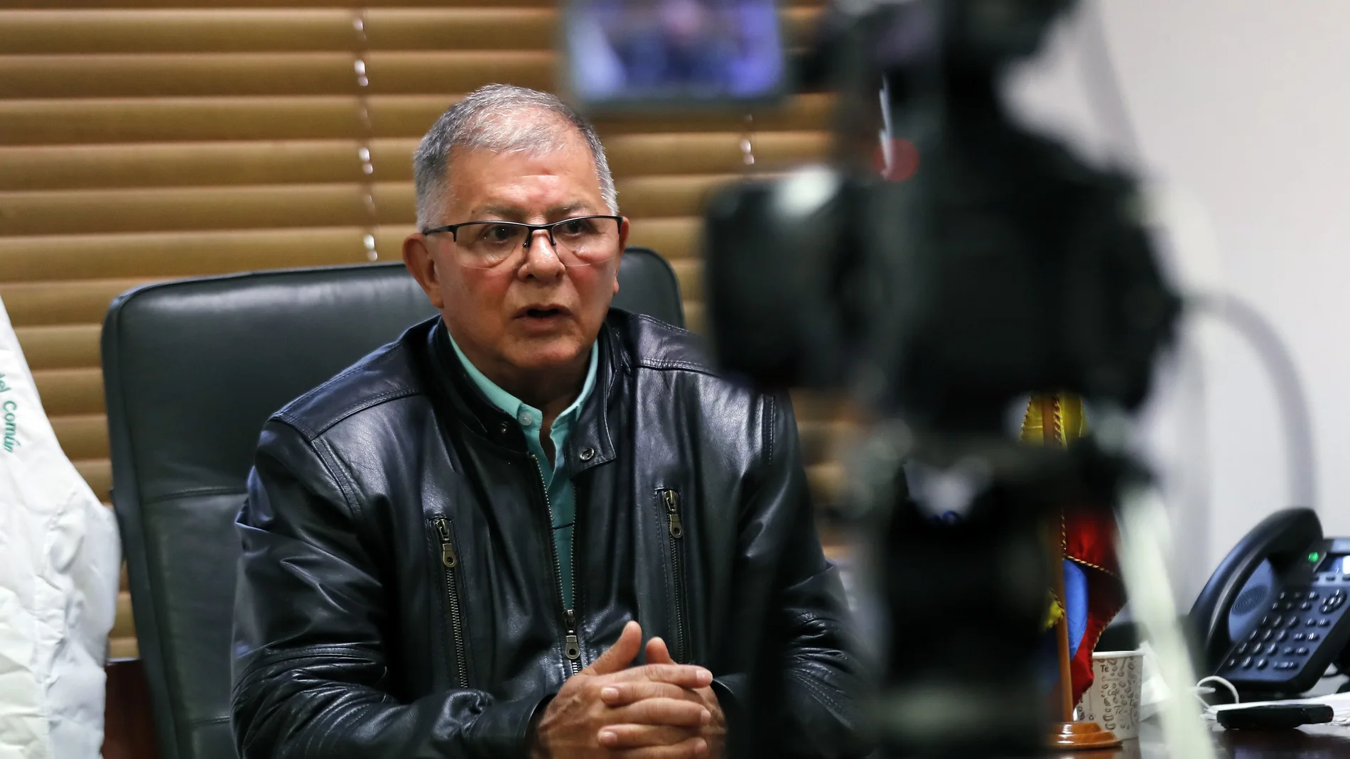 El exjefe guerrillero Rodrigo Granda habla con Efe durante una entrevista el 19 de noviembre de 2020, en Bogotá (Colombia)