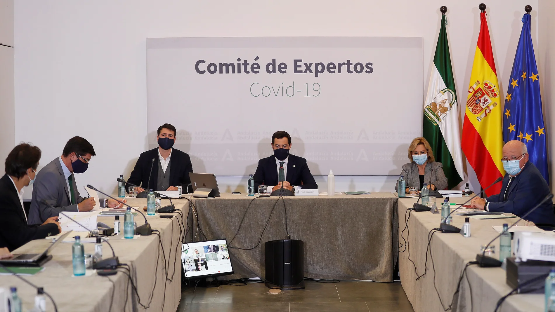 El presidente de la Junta de Andalucía, Juanma Moreno (c) este domingo durante la reunión del Comité Asesor de Alertas de Salud Pública de Alto Impacto