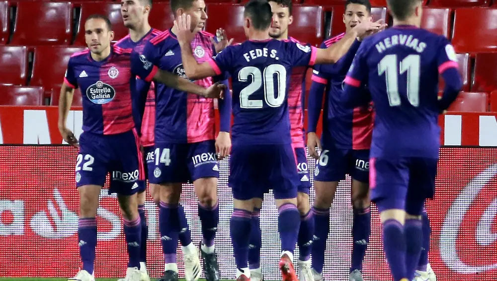 Los jugadores del Valladolid celebran el segundo gol del equipo pucelano durante el encuentro correspondiente a la décima jornada de primera división que disputan esta tarde frente al Granada en el estadio Nuevo Los Carmenes de Granada. EFE / Pepe Torres.