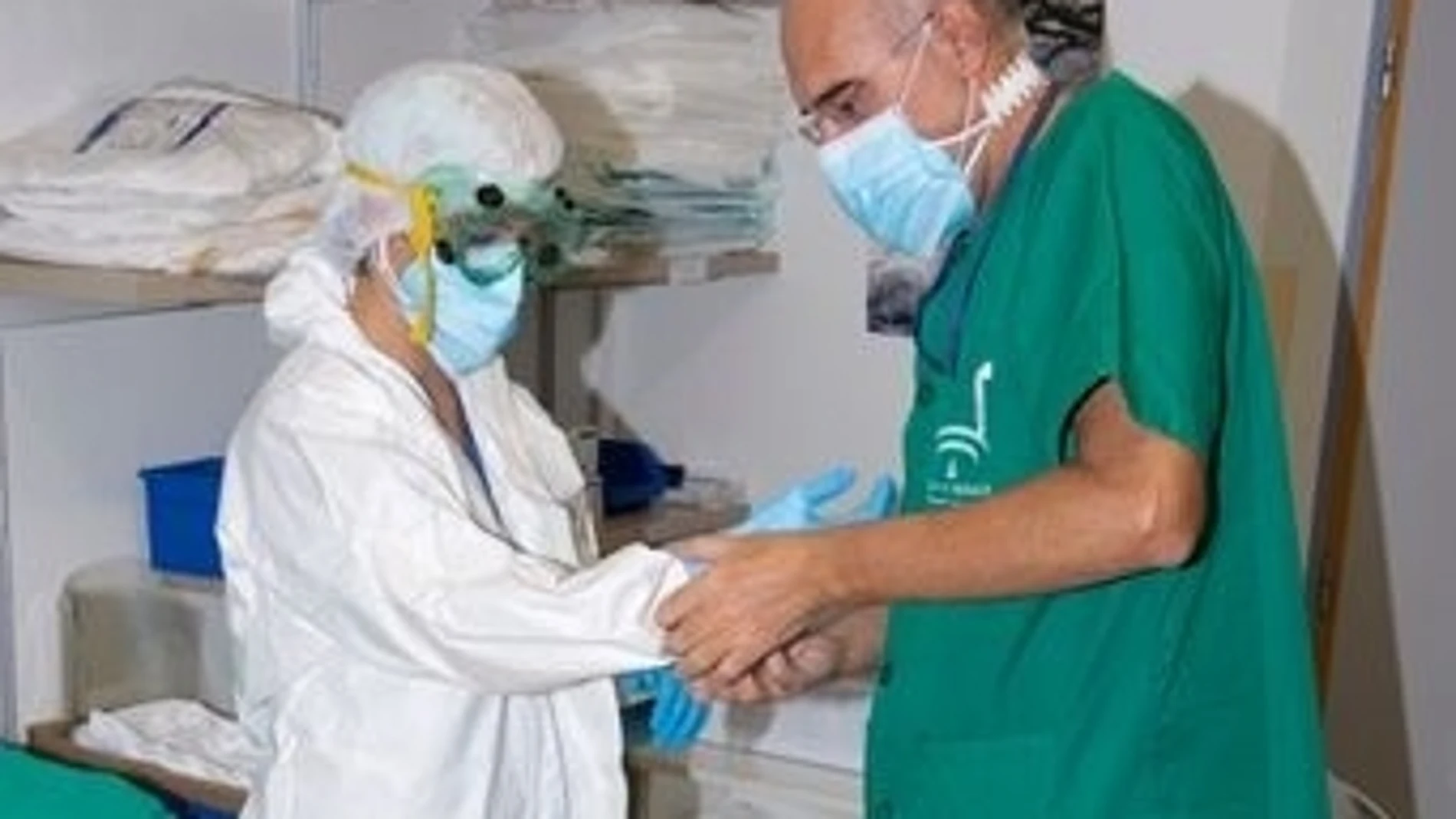 Un doctor del Hospital Reina Sofía ayuda a la colocación de un EPIJUNTA DE ANDALUCÍA13/11/2020