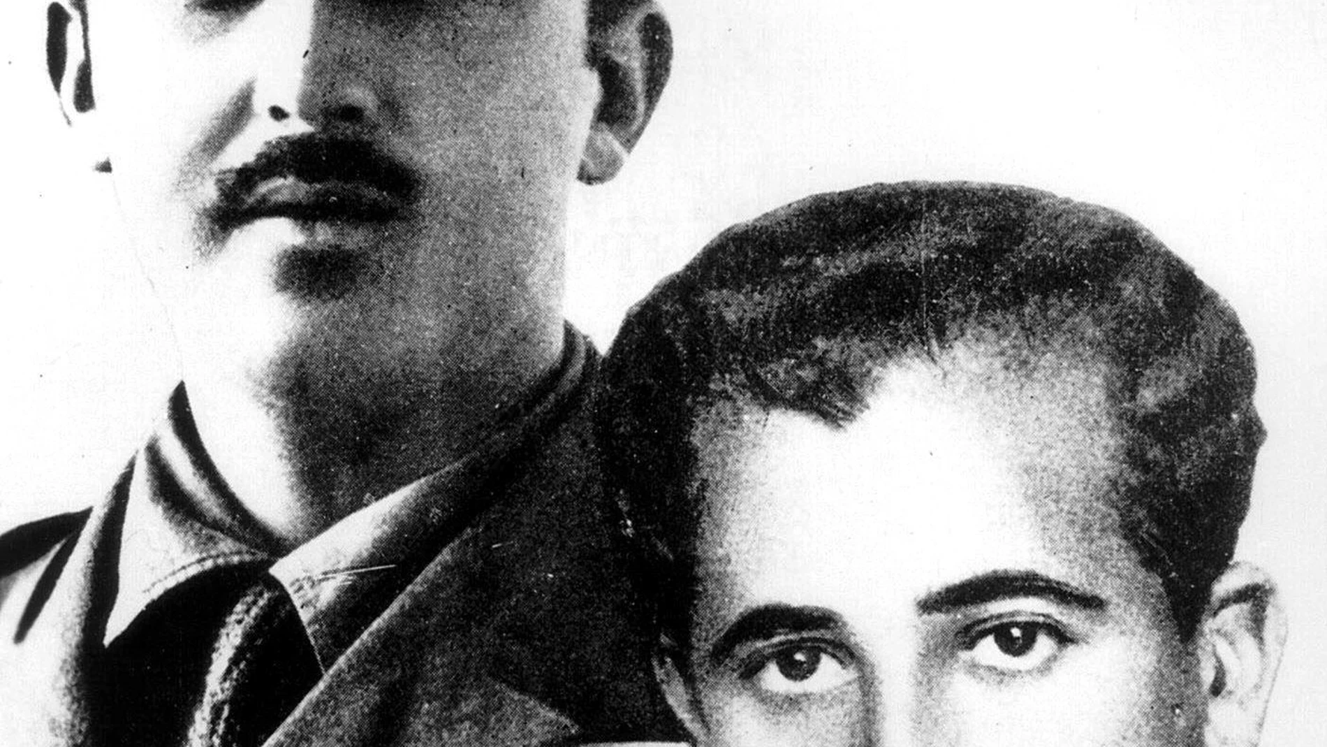 Francisco Franco con su hermano Ramón, con motivo del vuelo del 'Plus Ultra'.