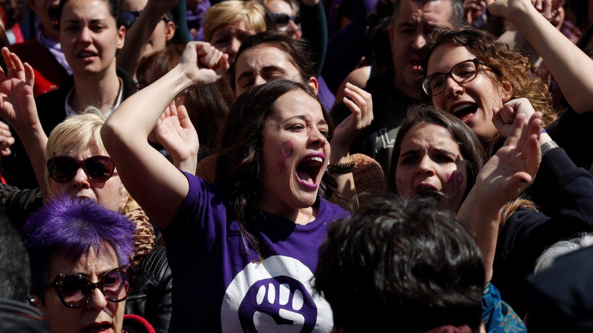 Una manifestante en la concentración feminista que tuvo lugar en la Puerta del Sol de Madrid contra el fallo judicial de La Manada