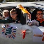 Cientos de vehículos han participado por las calles de Sevilla en la manifestación convocada por la plataforma Masplurales contra la reforma de la ley de educación