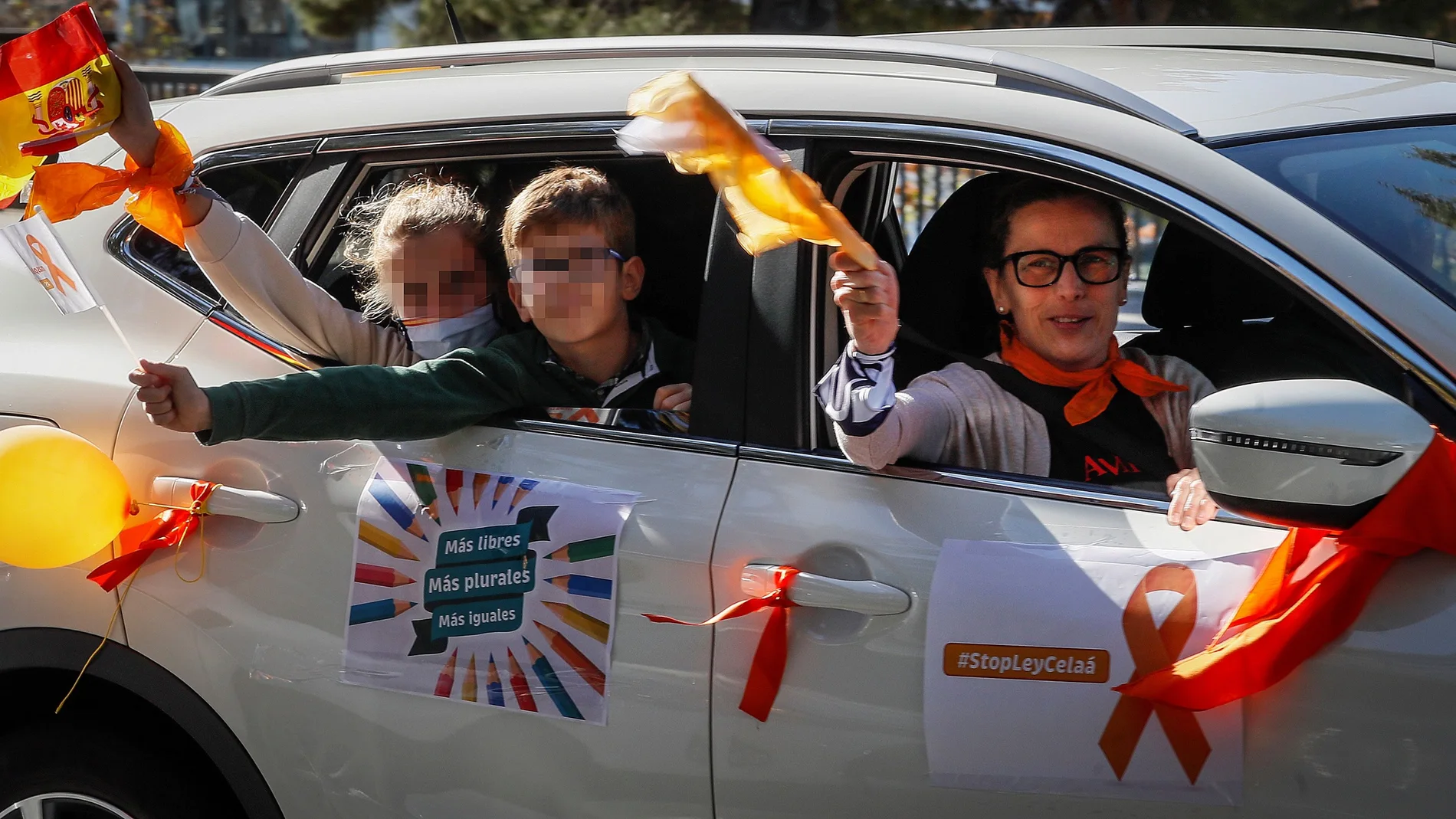 Cientos de vehículos han participado por las calles de Sevilla en la manifestación convocada por la plataforma Masplurales contra la reforma de la ley de educación