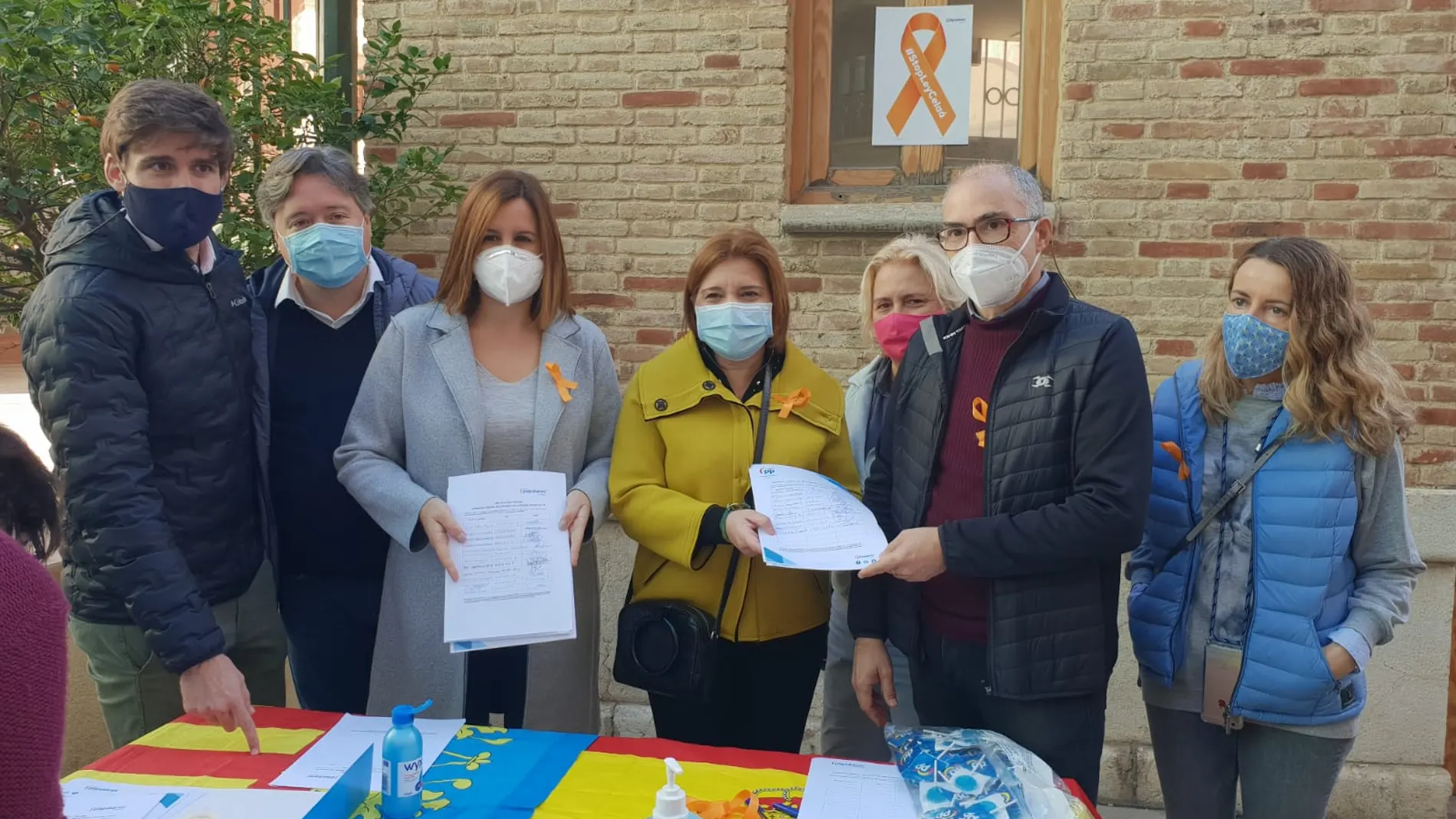 Bonig y Catalá acuden a una de las mesas instaladas por el Partido Popular en la ciudad de Valencia para recoger firmas