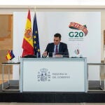 El presidente del Gobierno de España, Pedro Sánchez, participa en la reunión telemática del G-20