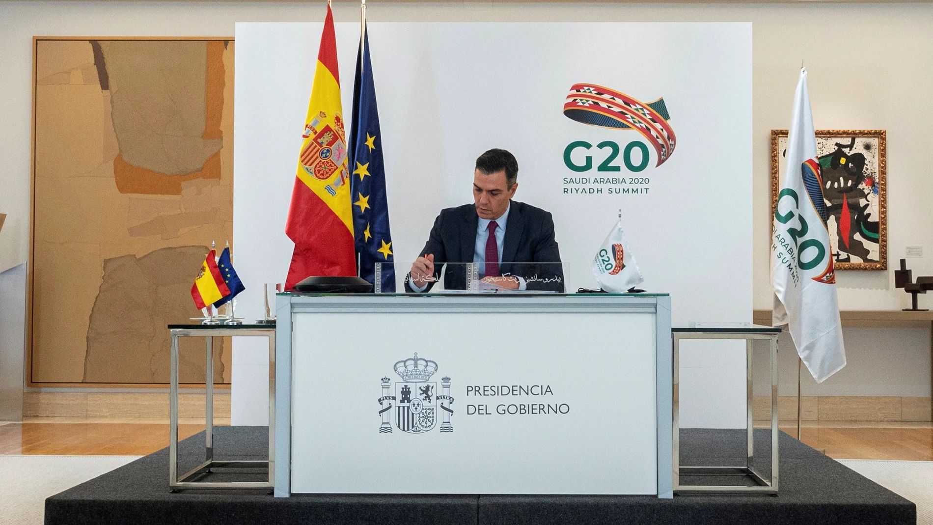 El presidente del Gobierno de España, Pedro Sánchez, participa en la reunión telemática del G-20