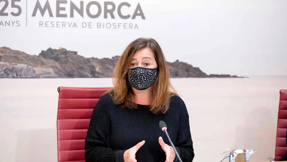 GRAF4120. MENORCA, 23/11/2020.- La presidenta del Govern balear, Francina Armengol, anuncia nuevas medidas contra la pandemia del coronavirus para las Islas Baleares, este lunes, en la sede del Consell Insular de Menorca. EFE/ David Arquimbau Sintes
