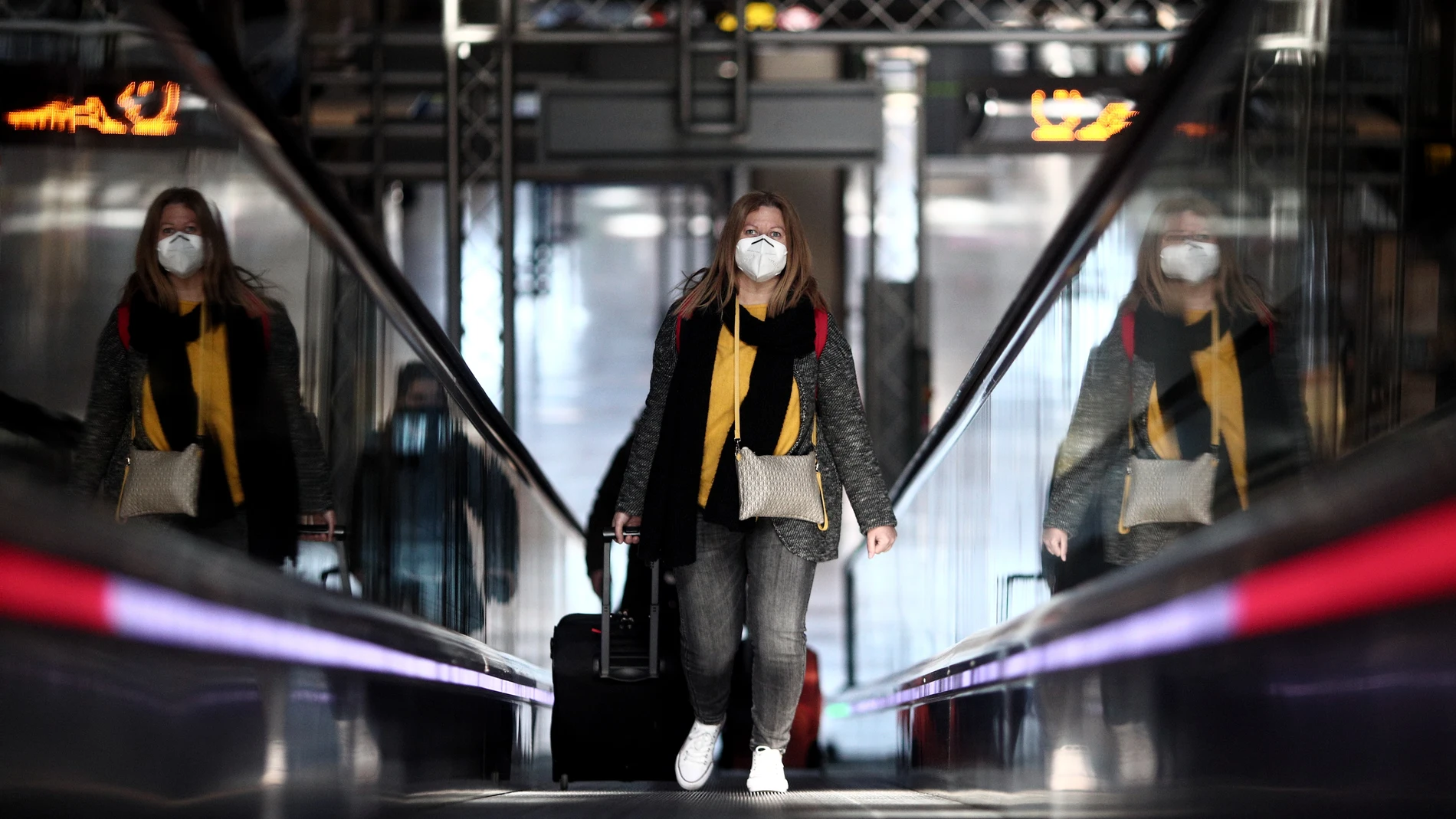 Una pasajera con maleta en la terminal T4 del Aeropuerto de Madrid-Barajas Adolfo Suárez, en Madrid