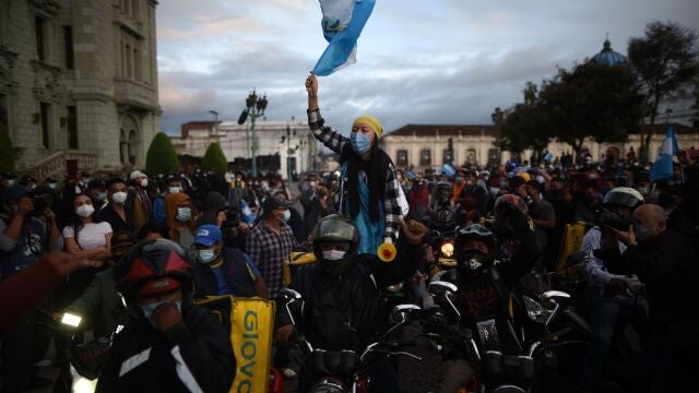 GU7010. CIUDAD DE GUATEMALA (GUATEMALA), 22/11/2020.- Manifestantes protestan hoy, domingo, en Ciudad de Guatemala. Cientos de guatemaltecos volvieron a manifestarse en contra del Gobierno del presidente local, Alejandro Giammattei, tal y como lo hicieron miles de personas el sábado en una multitudinaria protesta por la aprobación del presupuesto para 2021. EFE/Edwin Bercían