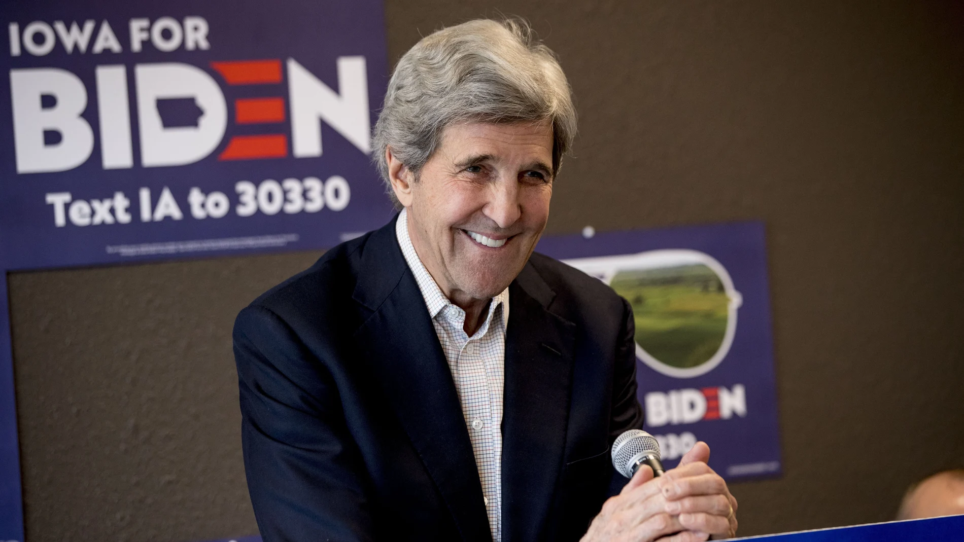 El ex secretario de Estaado John Kerry sonríe en un acto de apoyo a Biden, una foto de archivo