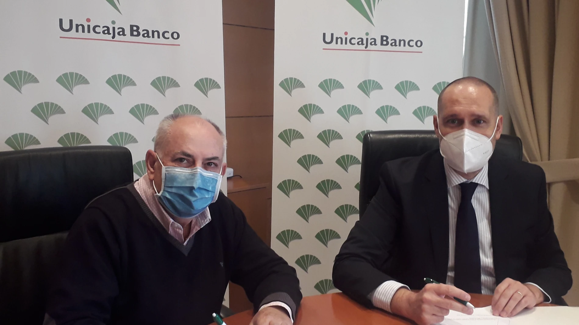 El acuerdo ha sido suscrito por el Director de Área de Valladolid Sur de Unicaja Banco, Ricardo Cifuentes, y el Presidente del Colegio de Protésicos Dentales de Castilla y León, Artemio Ángel de Santiago