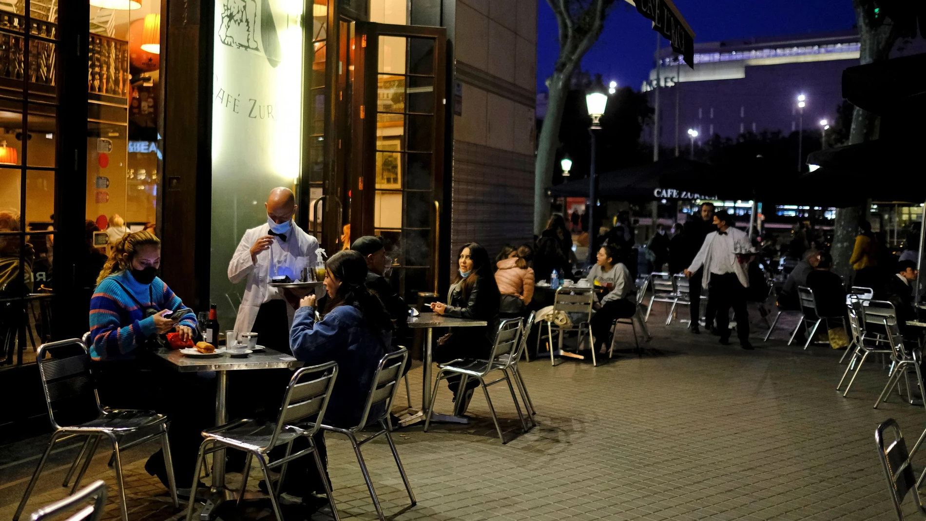 Una céntrica cafetería en Barcelona. REUTERS/Nacho Doce