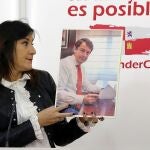 La secretaria de organización del PSOE de castilla y León, Ana Sánchez, muestra una fotografía del presidente Fernández Mañueco
