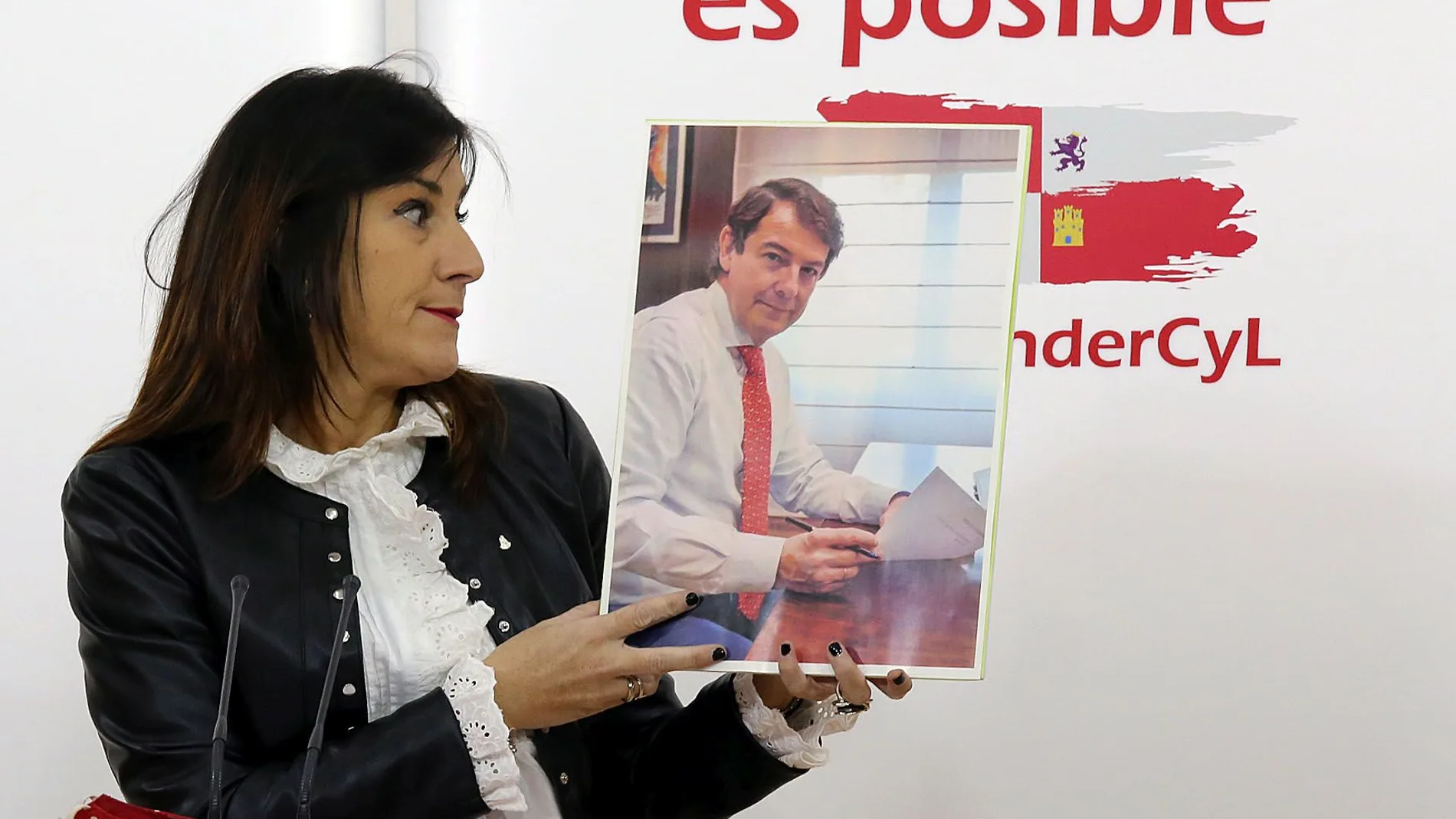 La secretaria de organización del PSOE de castilla y León, Ana Sánchez, muestra una fotografía del presidente Fernández Mañueco