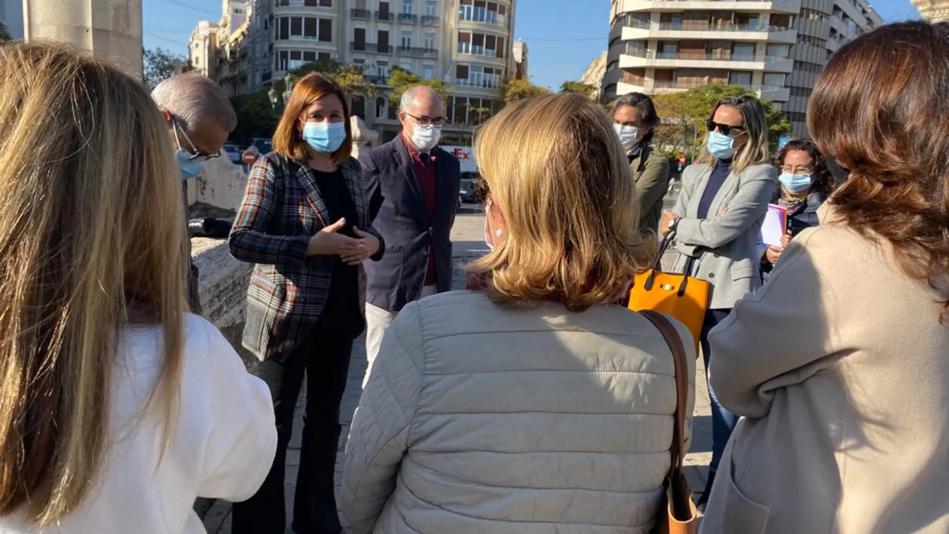 María José Catalá y Fernando de Rosa se reunieron con vecinos de la zona en el Puente del Real.