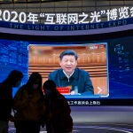 El presidente chino Xi Jinping, en una pantalla de televisión