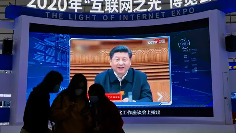 El presidente chino Xi Jinping, en una pantalla de televisión