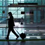 Un viajero a su llegada al aeropuerto de El Prat de Barcelona