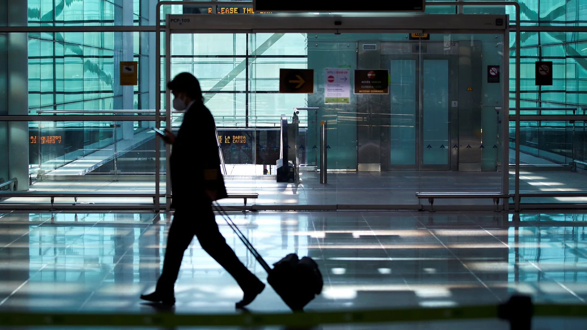Un viajero a su llegada al aeropuerto de El Prat de Barcelona
