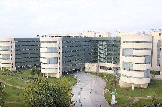 Vista exterior del hospital Clínico San Cecilio, en el campus de la Salud de Granada