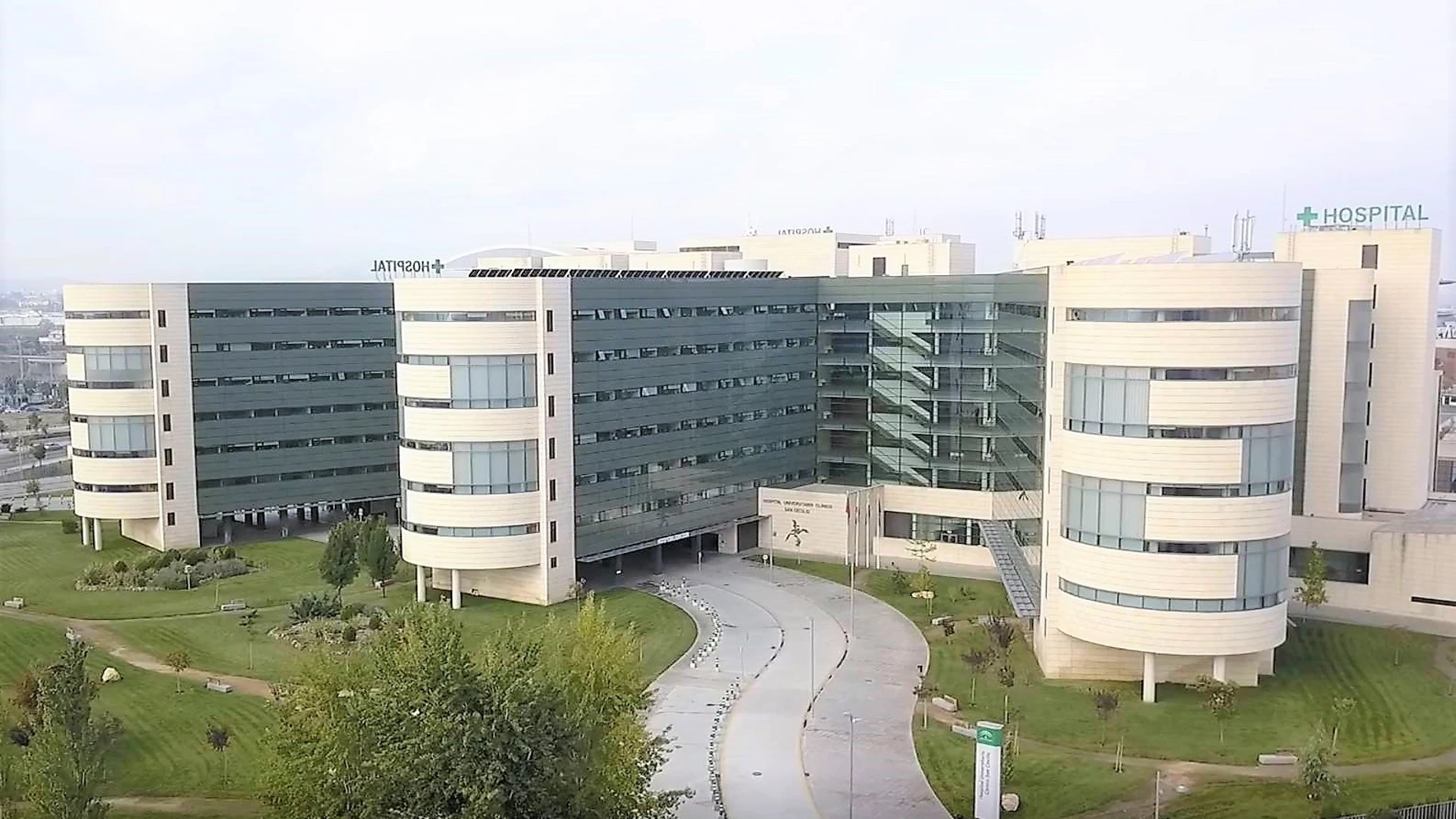 Vista exterior del hospital Clínico San Cecilio, en el campus de la Salud de Granada