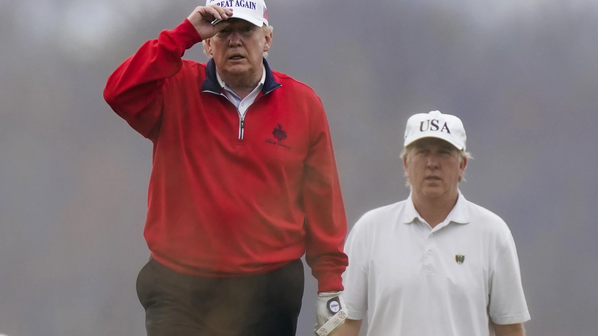 Donald Trump juega al golf en Sterling.