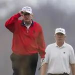 Donald Trump juega al golf en  Sterling.