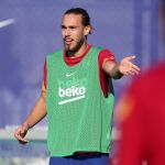 Oscar Mingueza, en un entrenamiento / Foto: Twitter FCBarcelona