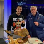 La foto de Mourinho y Reguilón que el técnico portugués compartió en redes sociales