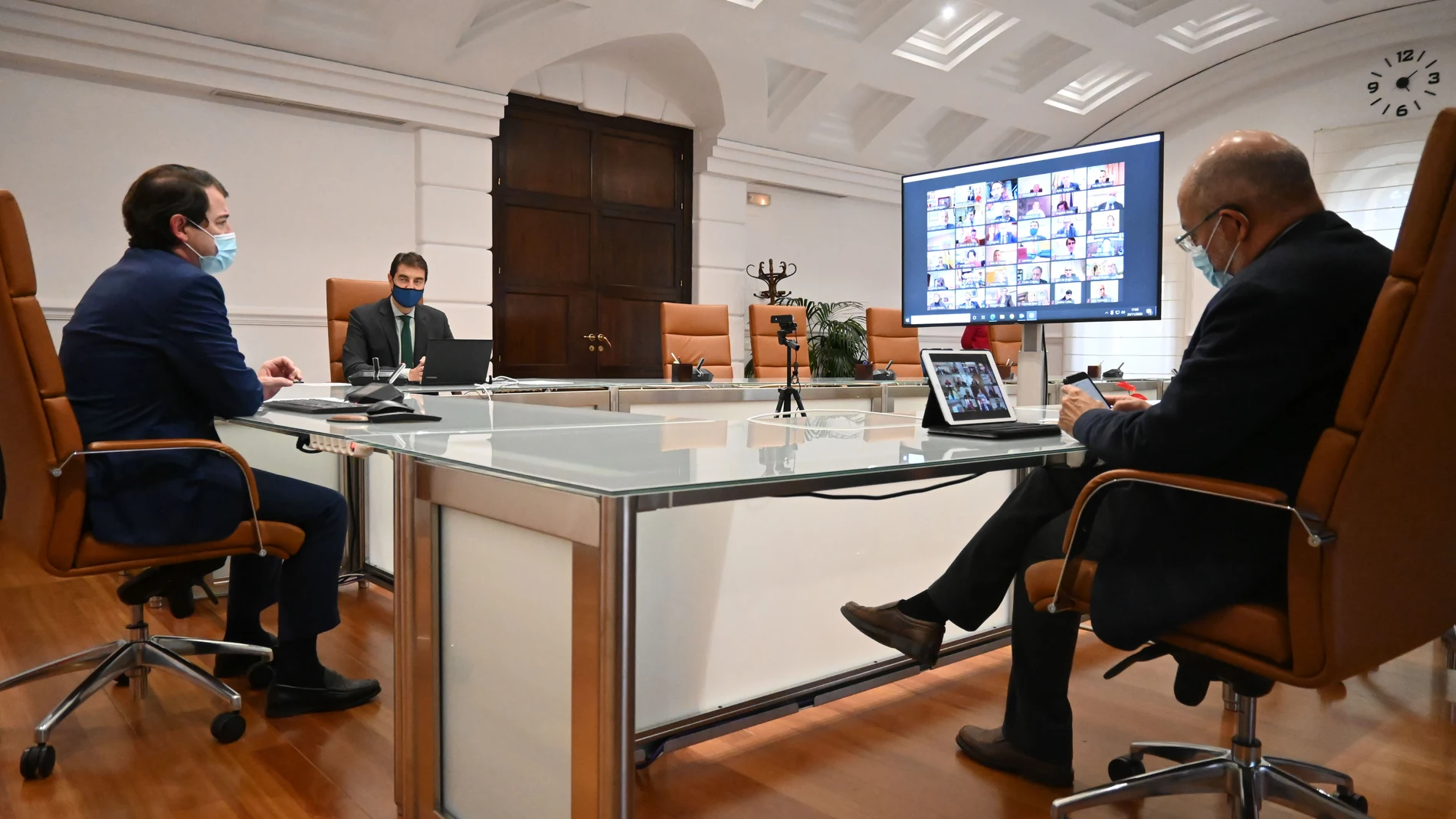Reunión presidida por Fernández Mañueco y con la presencia de Ángel Ibáñez y Francisco Igea, con los alcaldes y presidentes de diputaciones
