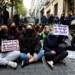 Varias personas participan en una concentración contra un desahucio en la calle Luna en Madrid