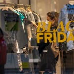 El comercio del centro de Madrid se prepara para el Black Friday 2020, anunciando sus ofertas y rebajas en los escaparates de las tiendas