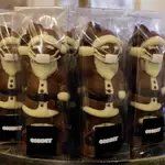 Papa Noeles de chocolate con mascarilla en una confitería de Fráncfort