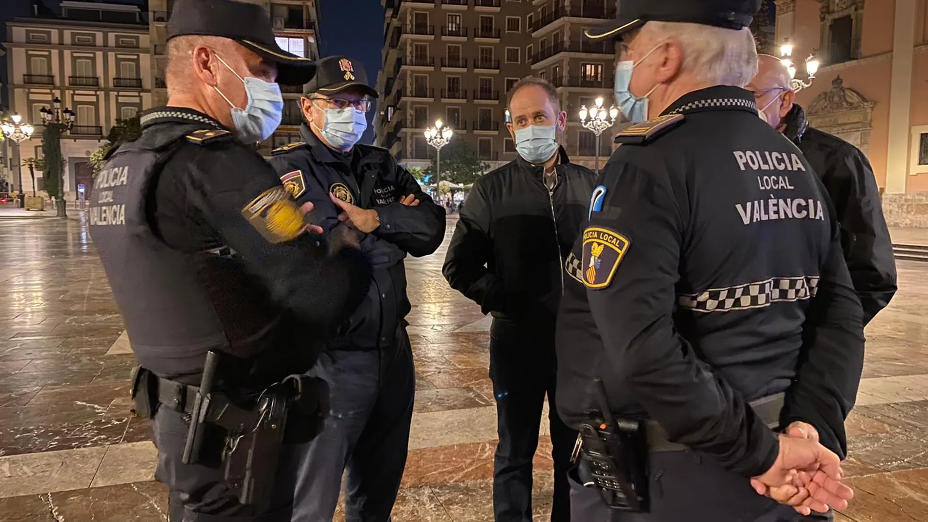 El concejal de Policía, Aaron Cano, conversa con varios agentes en la Plaça de la Mare de Déu