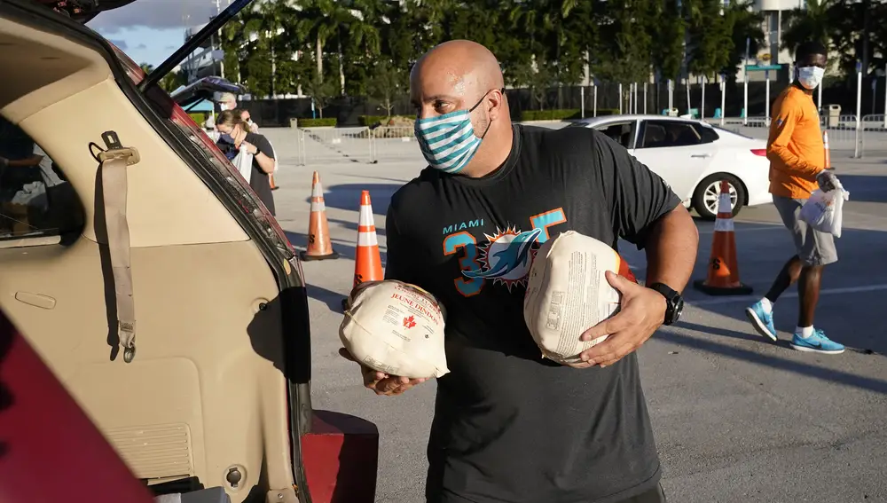 Donald Rubio coloca pavos congelados para los más necesitados en Miami. Se trata de una colaboración entre Feeding South Florida, el Miami Dolphins Food Relief Program, Football UNITES y Sunshine Health