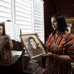 Minou Tavárez Mirabal, hija de Minerva y de Manolo Tavárez, héroes antitrujillistas, observa un retrato de su madre, en la Casa Museo Hermanas Mirabal, en Salcedo (República Dominicana)