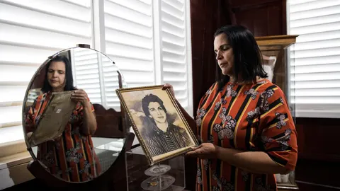 Minou Tavárez Mirabal, hija de Minerva y de Manolo Tavárez, héroes antitrujillistas, observa un retrato de su madre, en la Casa Museo Hermanas Mirabal, en Salcedo (República Dominicana)