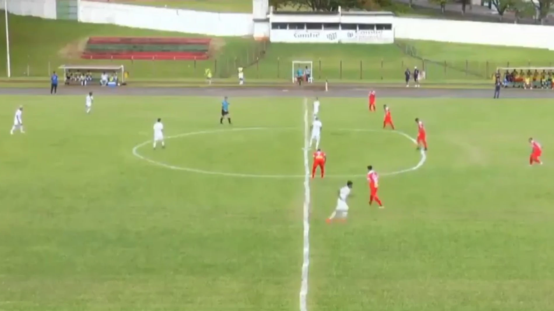 Lo nunca visto en un campo de fútbol con su círculo central