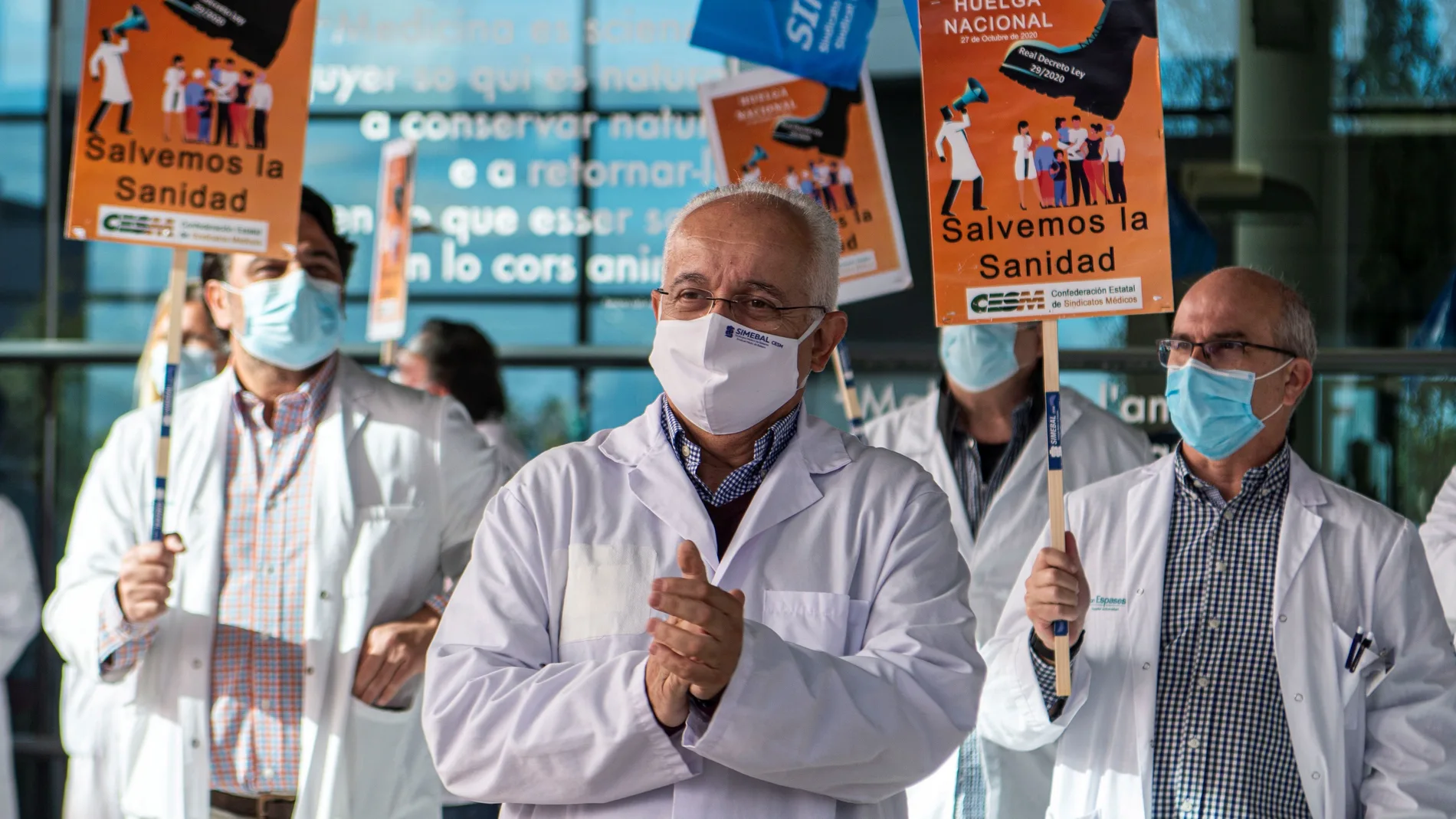 Médicos concentrados este martes a las puertas del Hospital Son Espases de Palma de Mallorca
