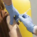 Un voluntario es administrado con una vacuna contra el Covid.